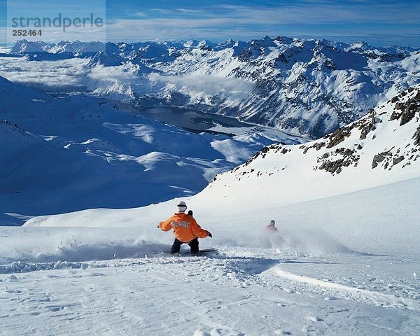 10326568  Snowboard  Snowboarden  Berge  Graubünden  Graubünden  Schweiz  Europa  See  Meer  Schneebericht Boarder  Cosuntsch  st