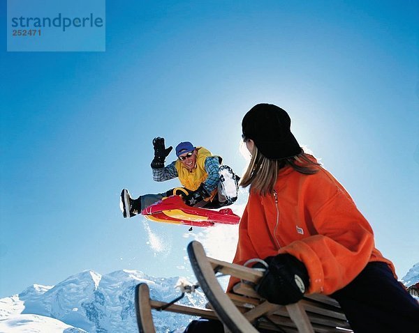10332673  Wintersport  Sport  Winter  Schlitten  Schlitten  Diavolezza  Frau  beobachten Sie Vordergrund  Gegenlicht  Graubünden  Kanton Graubünden