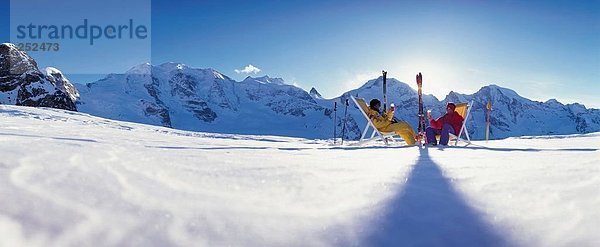 10332681  Wintersport  Sport und Fitness  Winter  Ski  Berge  Querformat  Dämmerung  Dämmerung  Diavolezza  Getränk  Gegenlicht  G