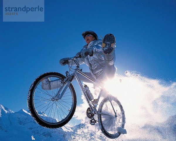 Wintersport Winter Sport radfahren Fahrrad Rad Fahrradfahrer Schnee Fahrrad fahren
