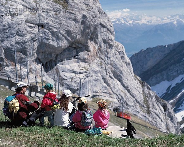 10366638  alpine Choughs  Mountainbike  Wandern  Ansicht  Bergstraße  Familie  Kinder  Luzern  Pilatus  Rest  Rückansicht  Schweiz