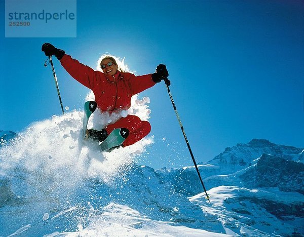 Wintersport Frau Winter Sport springen Skisport Gegenlicht Kapern
