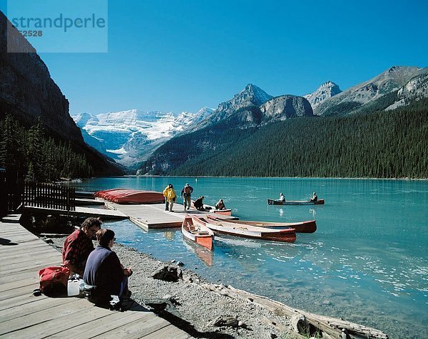 10434828  Alberta  Banff National Park  Kanada  Nordamerika  Freizeit  Kanu  Lake Louise  Menschen  See  Meer  Steg