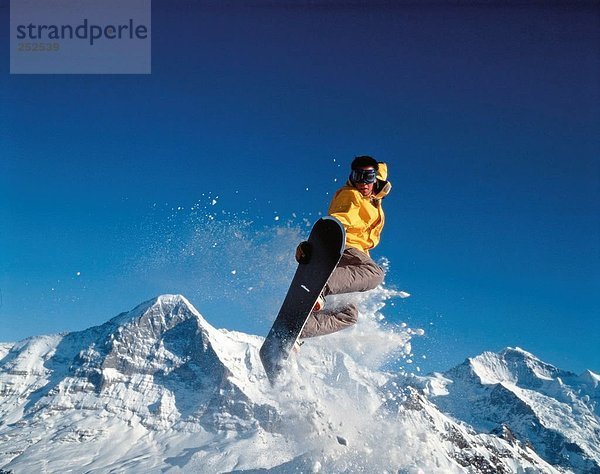 Wintersport Winter Mann Sport Mantel extrem gelb Draufsicht Mönch