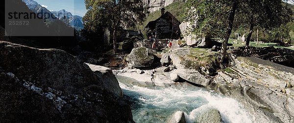10481745  Familie  River  Fluss  Mutter  Rustici  Schweiz  Europa  Tessin  Val Calnègia  walking  Wandern  zwei  Kinder