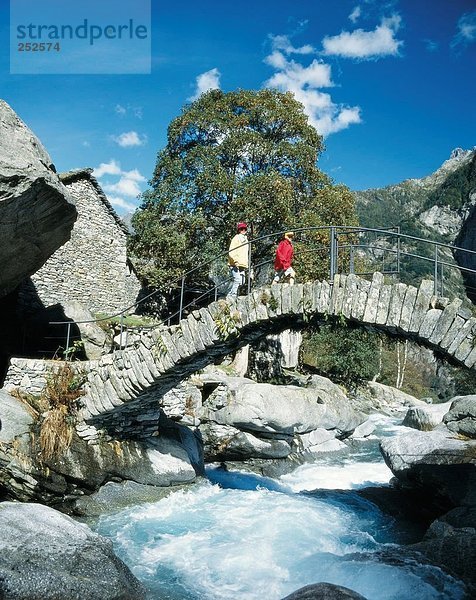 10481749  alte  Stein  Brücke  Brücke  Familie  River  Fluss  Kind  Mutter  Schweiz  Europa  Tessin  Val Calnègia  zu Fuß