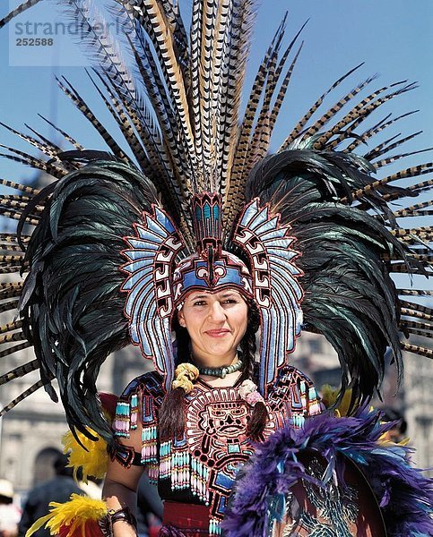 10501305  Tradition  Feder Schmuck  Frau  South American Indian  Indianer  Mexiko  Mexiko-Stadt  Porträt  traditio