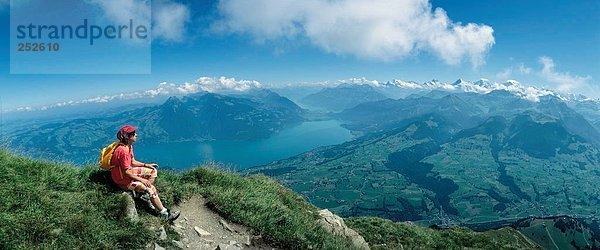 Panorama sitzend Landschaftlich schön landschaftlich reizvoll Frau Berg ruhen See Alpen Ansicht Rest Überrest