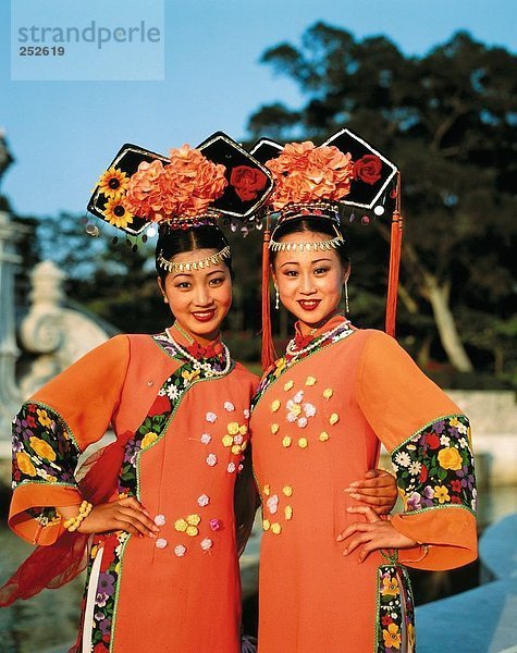 10519358  China  Asien  Haar-Ornament  Kostüme  Porträt  Stand  Trachten  Tradition  zwei  Frauen