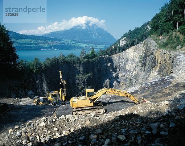Kiesgrube Europa Bagger Bergwerk Grube Gruben Berner Oberland Kanton Bern Schweiz