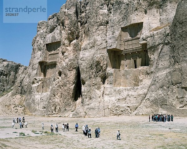 10560072  Achaemenische Gräber  Felsen-Gräber  Iran  Naher Osten  Kultur  Naghsch-e Rostam  Touristen  antike  antike