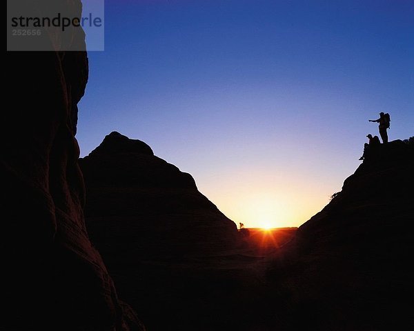 10587751  Bergsteigen  Sport  Felsen  Felsen  Paar  Paar  Paria Canyon  Rucksäcke  Silhouetten  Sonnenuntergang  USA  America  Nort