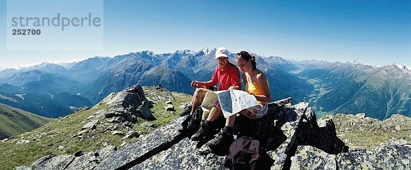 10635488  Mountainbike  Wandern  Alpen  Berge  Engadin  Unterengadin  Mountainbike  Wandern  Graubünden  Graubünden  Paar  alle Paare