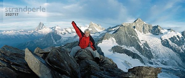 10651492  alpine  Alpen  in der Nähe von Zermatt  Berge  Bergwandern  Gipfel  Spitze  jungen  Kind  junge Pose  Matterhorn  Wahrzeichen  m