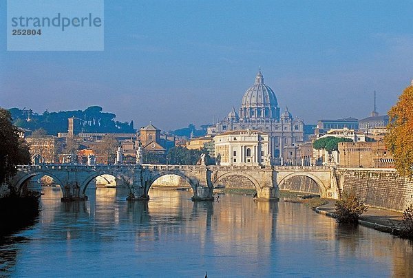 Bogenbrücke über Fluss mit St. Peters Basilika  Tibers  Vatikanstadt  Rom  Italien