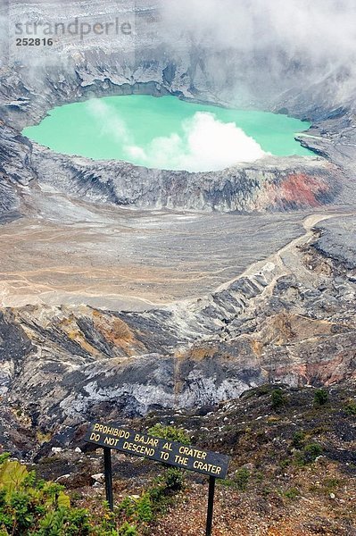 Erhöhte Ansicht der Informationstafel in der Nähe von Vulkankrater  Poas Volcano Nationalpark  Provinz Alajuela  Costa Rica
