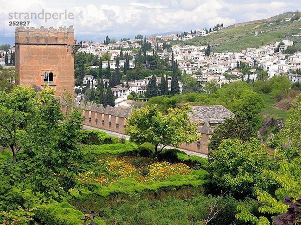 Palast mit Blick auf die Stadt  Alhambra  Granada  Andalusien  Spanien
