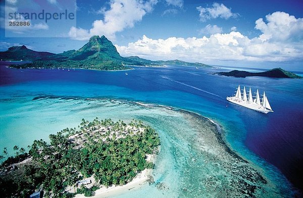 Luftbild des Kreuzfahrt-Schiff in Meer  Bora Bora  Gesellschaftsinseln  Französisch-Polynesien