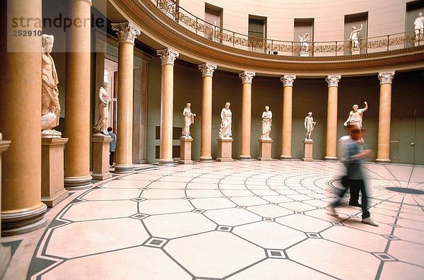 Zwei Menschen zu Fuß in Museum  Altes Museum  Berlin  Deutschland