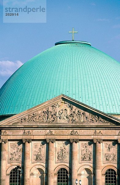 Hohe Schnittansicht der Kirche  Berlin  Deutschland
