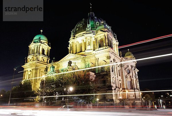 Kirche beleuchtet nachts  Berliner Dom  Museumsinsel  Berlin  Deutschland