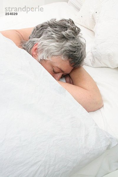 Erhöhte Ansicht senior Frau im Bett schlafen