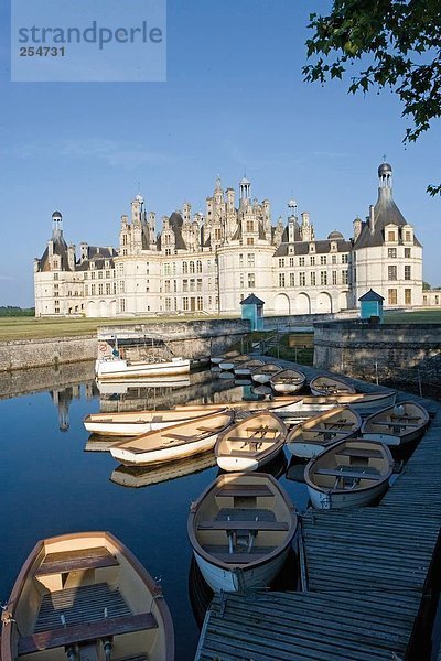 Ruderboote auf Graben in vor der Burg  Chateau De Chambord  Chambord  Loir-Et-Cher  Frankreich