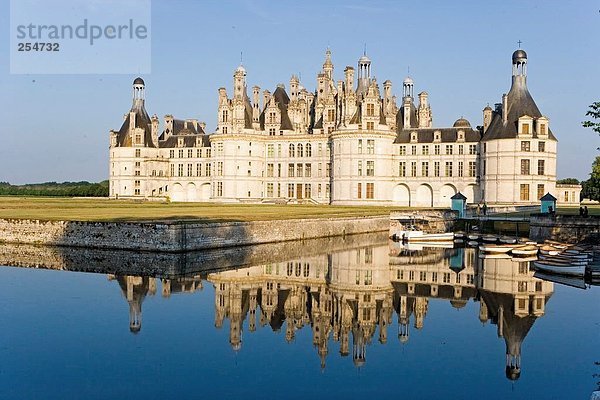 Reflexion des Schlosses in Wasser  Chateau De Chambord  Chambord  Loir-Et-Cher  Frankreich