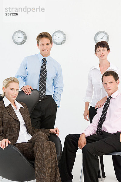 Porträt von vier Büroangestellten