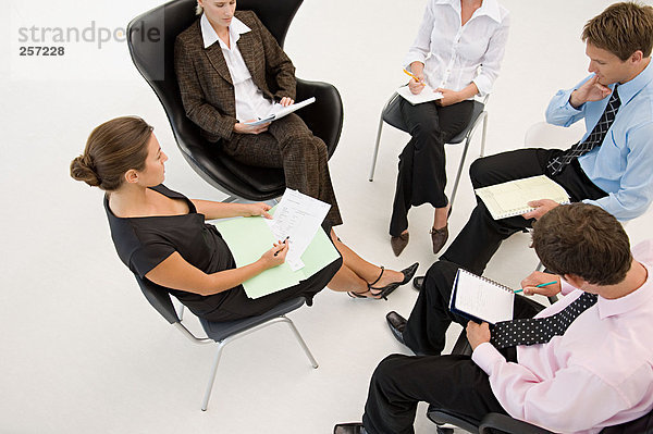 Fünf Büroangestellte in einer Besprechung