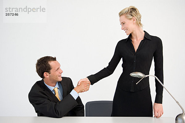 Handshake zwischen zwei Büroangestellten