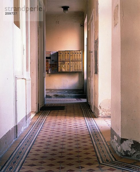 Erhöhte Ansicht der Teppich auf Korridor