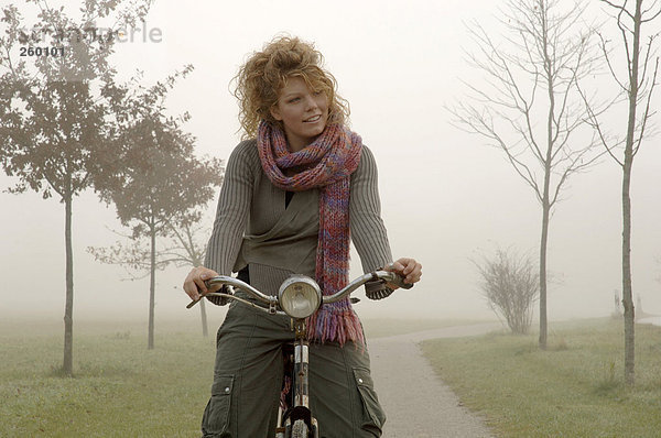 Frau auf dem Fahrrad im Herbst