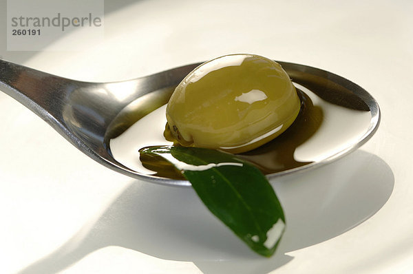 Olive mit Löffel  Nahaufnahme