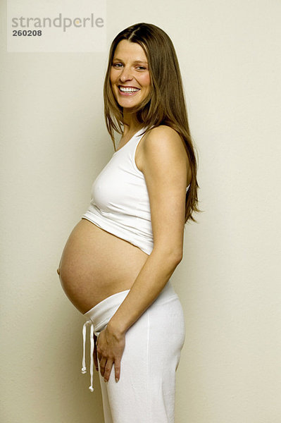 Schwangere lächelnd  Seitenansicht
