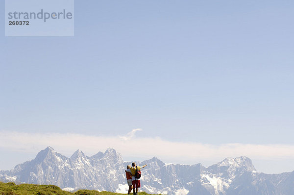 Österreich  Salzburger Land  Reife Paarwanderung  Rückansicht