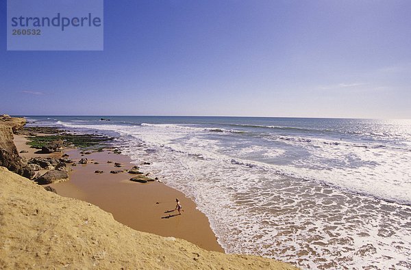 Portugal  Algarve  zwei Jungen laufen am Strand  erhöhte Aussicht