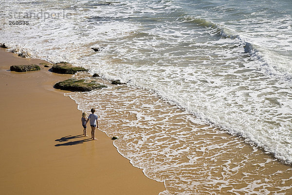 Portugal  Algarve  zwei Jungen (6-9) am Strand stehend  erhöhte Aussicht