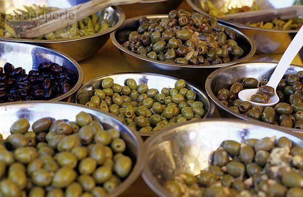 Verschiedene Oliven in Schalen  erhöhte Ansicht  Nahaufnahme