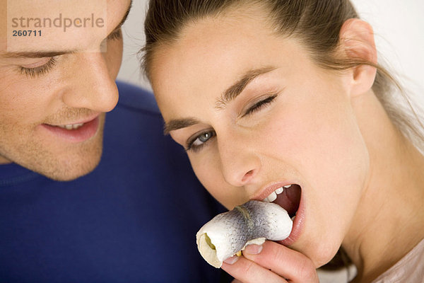 Junges Paar  Frau isst Rollmop