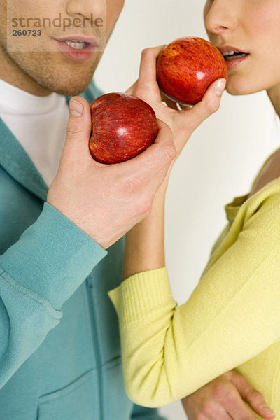 Junges Paar mit Apfel  Mittelteil  Nahaufnahme