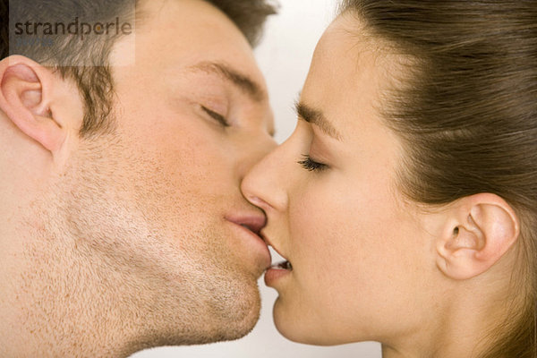 Junges Paar beim Küssen  Seitenansicht  Nahaufnahme