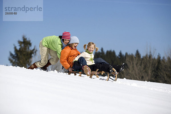 Österreich  Mädchen (6-17) mit Schlitten im Schnee  Tiefblick