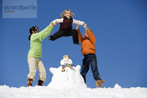 Österreich  Mädchen (6-17) mit Schneemann  Tiefblick