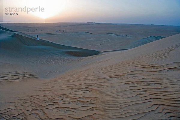 Rückansicht des Mannes zu Fuß in Sanddüne  zur Oase Siwa  Libysche Wüste Ägypten