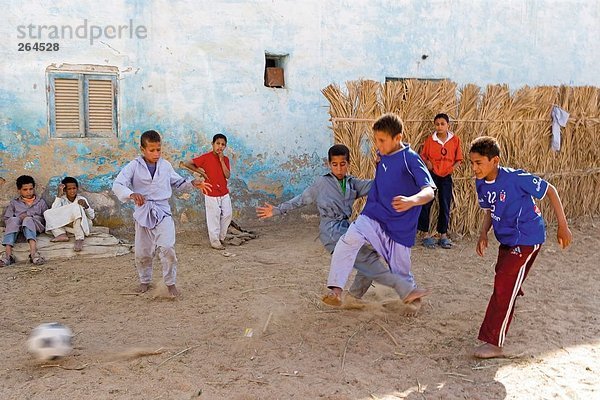 Kinder spielen Fußball  Ägypten