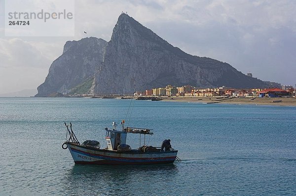 Felsbrocken Boot Anordnung Hintergrund angeln Bucht Felsen von Gibraltar Spanien