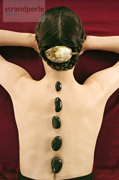 Frau mit Steinen auf dem Rücken