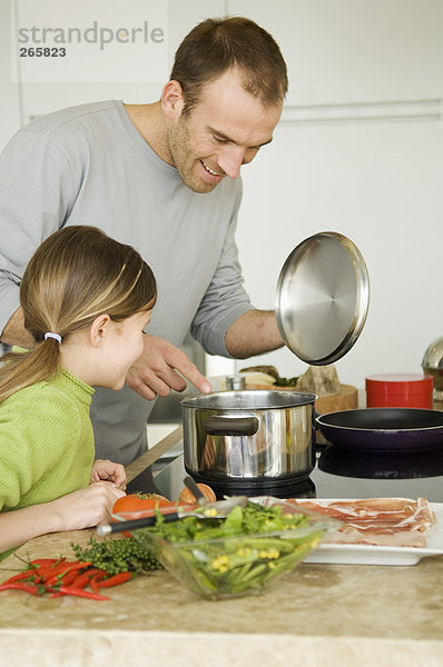 Tochter und Vater beim Kochen