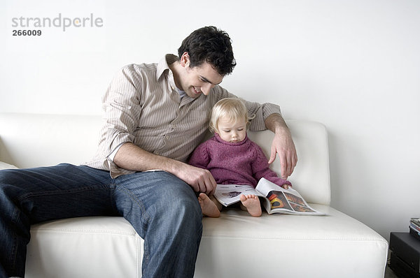 Mann und kleiner Junge beim Lesen
